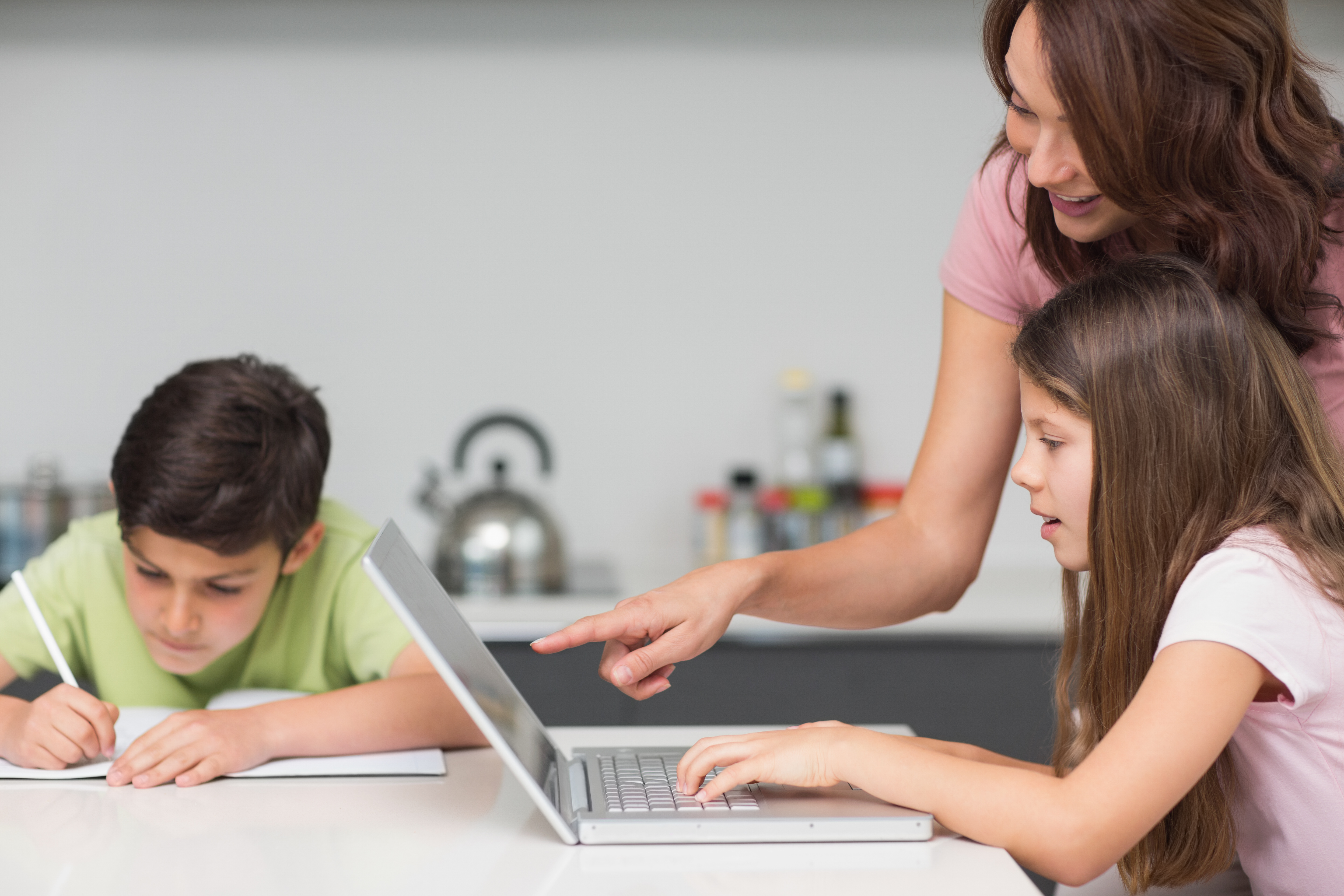 Р контент. Изучение подростков на компьютере. Дом образования картинка. Kids using Laptop.